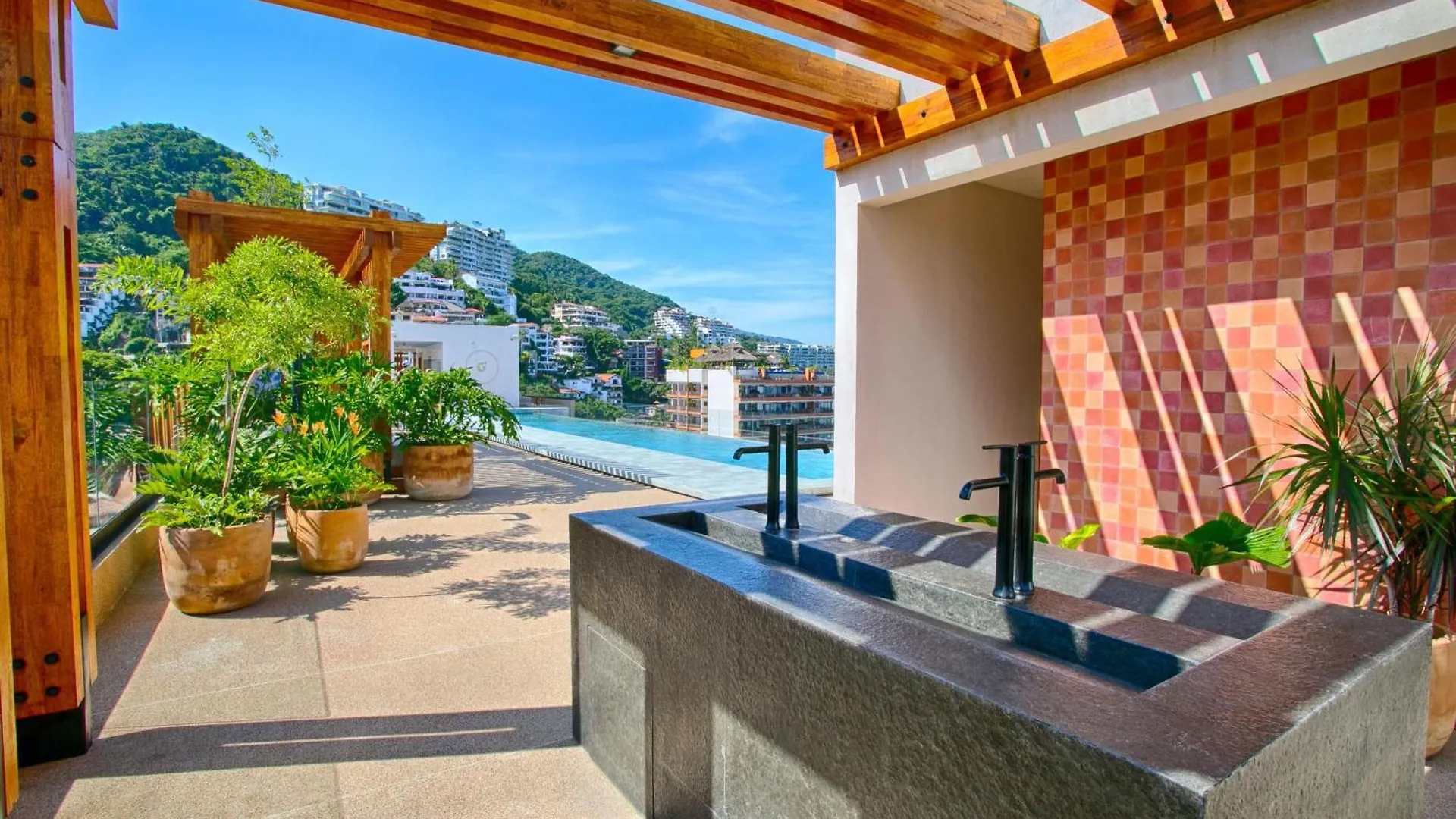 Hgtv Funky Loft-Style Condo, Mtn Views, Pool, Gym Puerto Vallarta