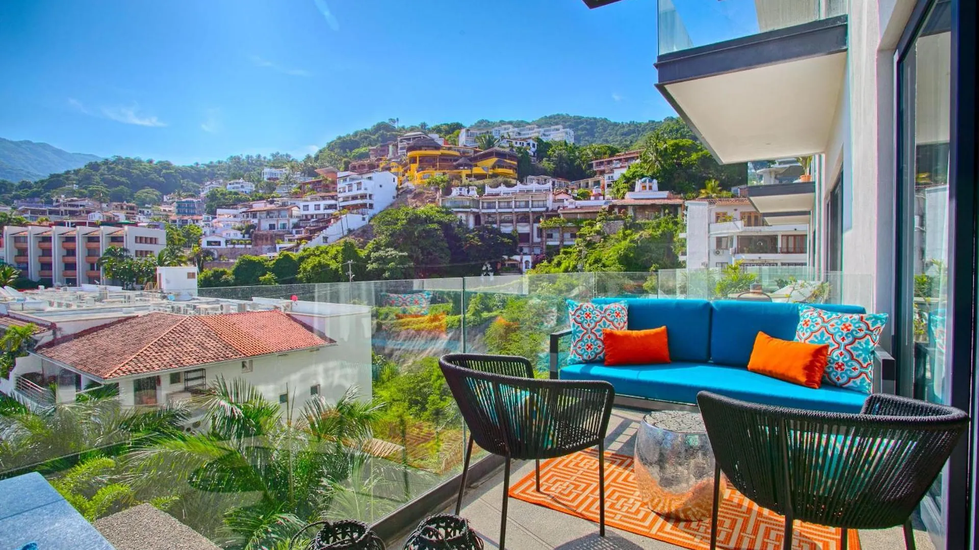 Сasa de vacaciones Hgtv Funky Loft-Style Condo, Mtn Views, Pool, Gym Puerto Vallarta