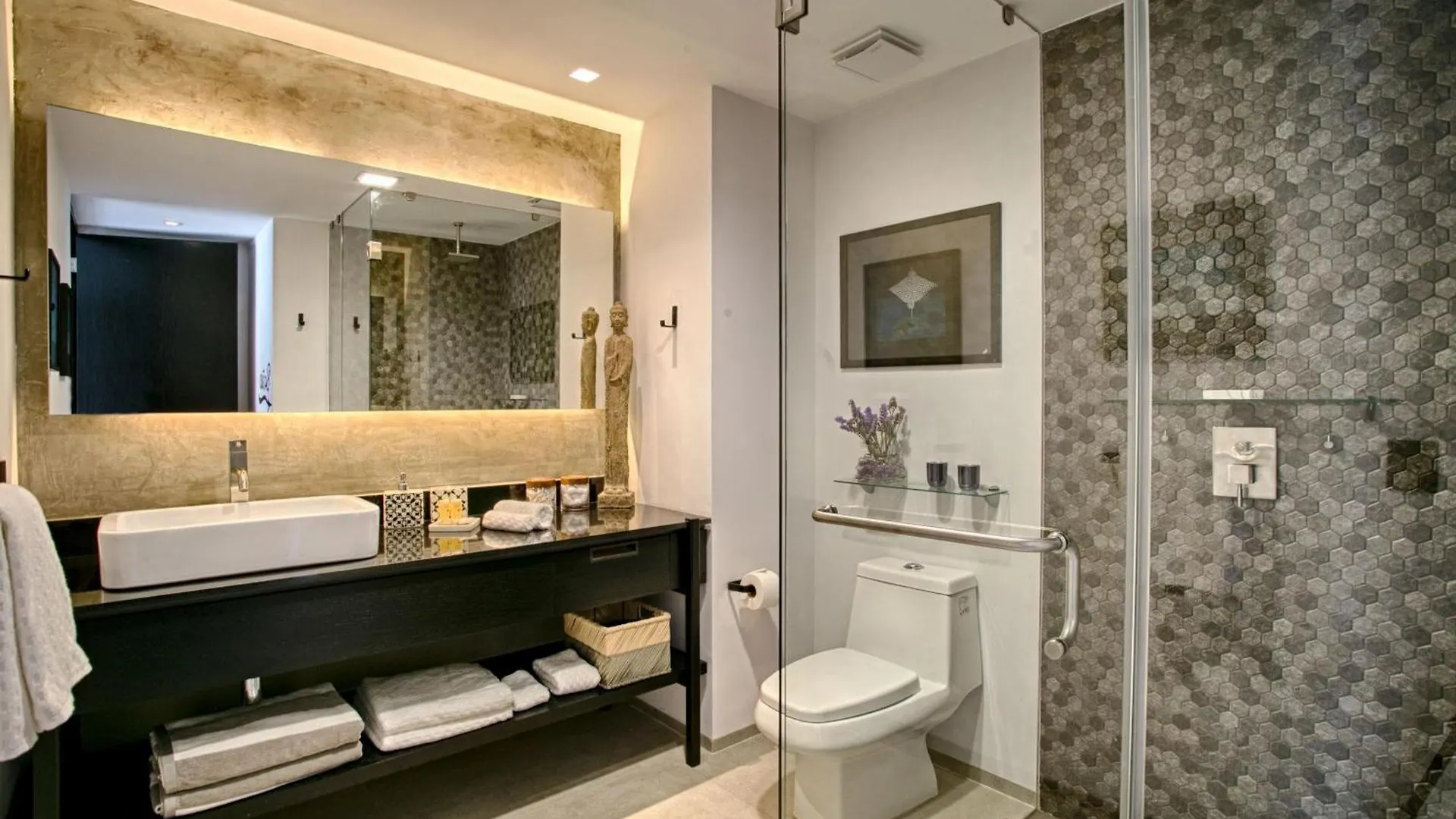 Сasa de vacaciones Hgtv Funky Loft-Style Condo, Mtn Views, Pool, Gym Puerto Vallarta