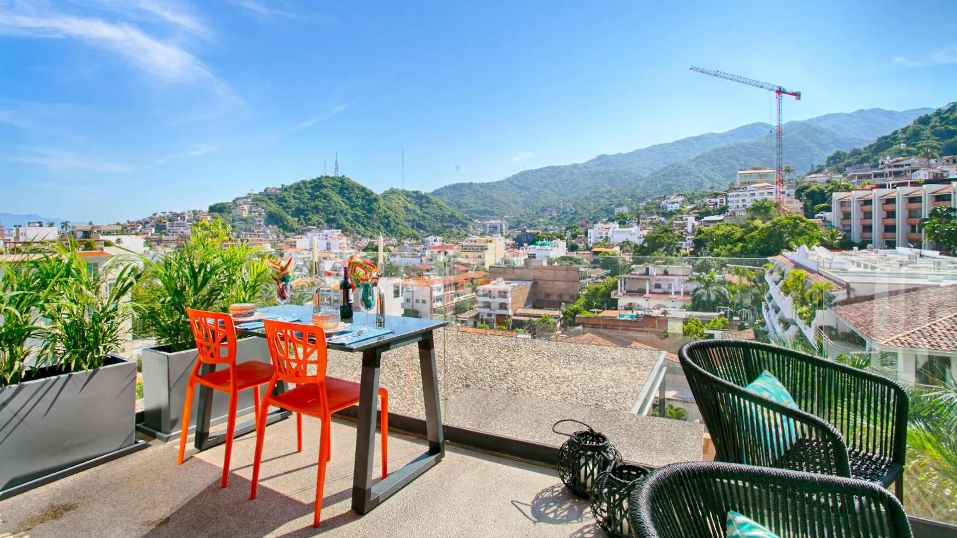 Hgtv Funky Loft-Style Condo, Mtn Views, Pool, Gym Puerto Vallarta 0*,  México