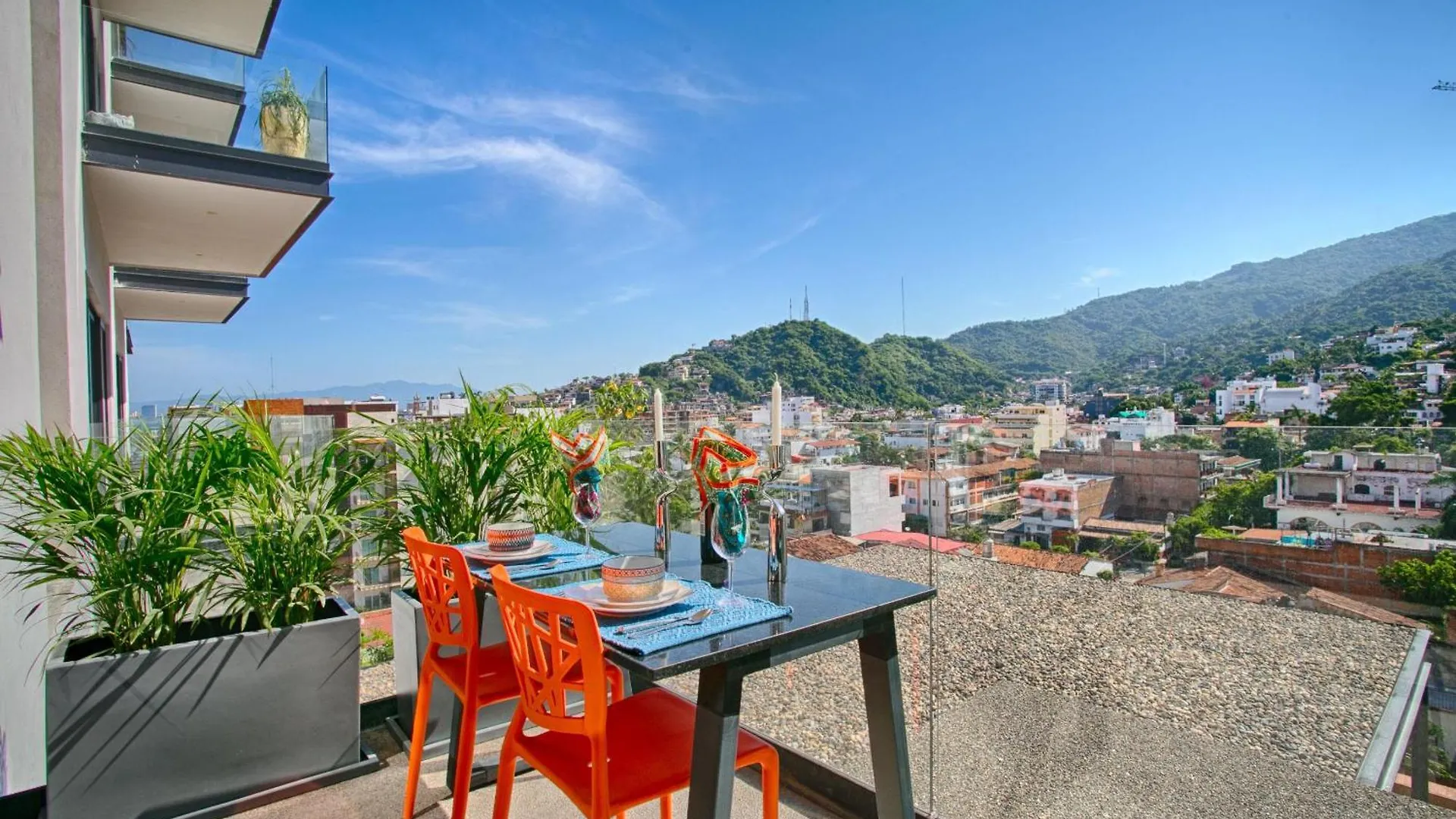Hgtv Funky Loft-Style Condo, Mtn Views, Pool, Gym Puerto Vallarta 0*,  Messico